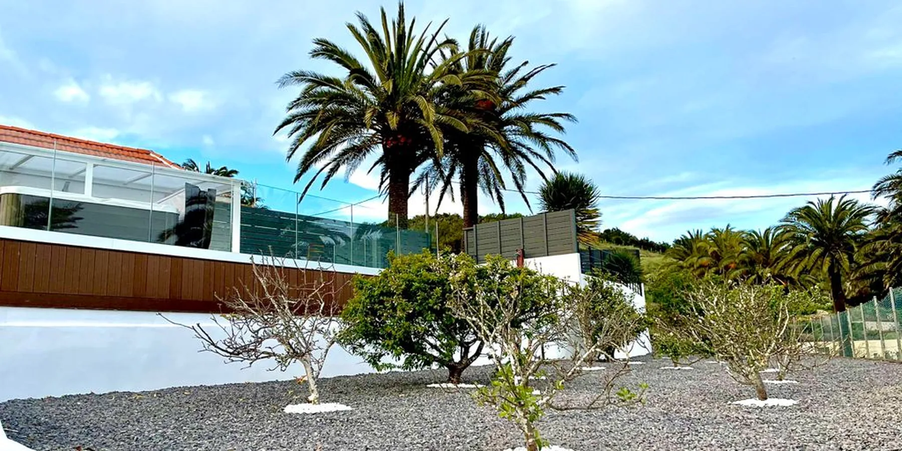 Casas blancas y palmeras del caserío de Guadá bajo el cielo del valle