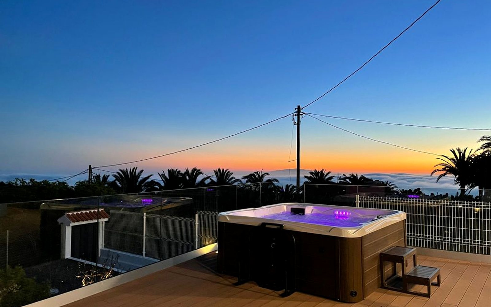 Terraza de Casa Rural Guadá al atardecer, con el valle y el mar al fondo