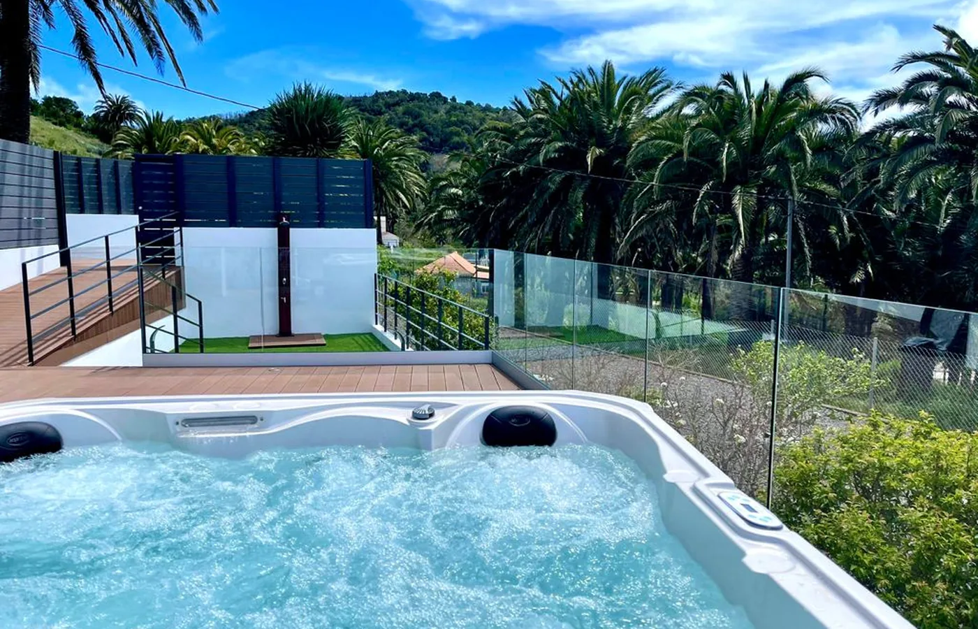 Solárium de la casa con palmeras y vistas