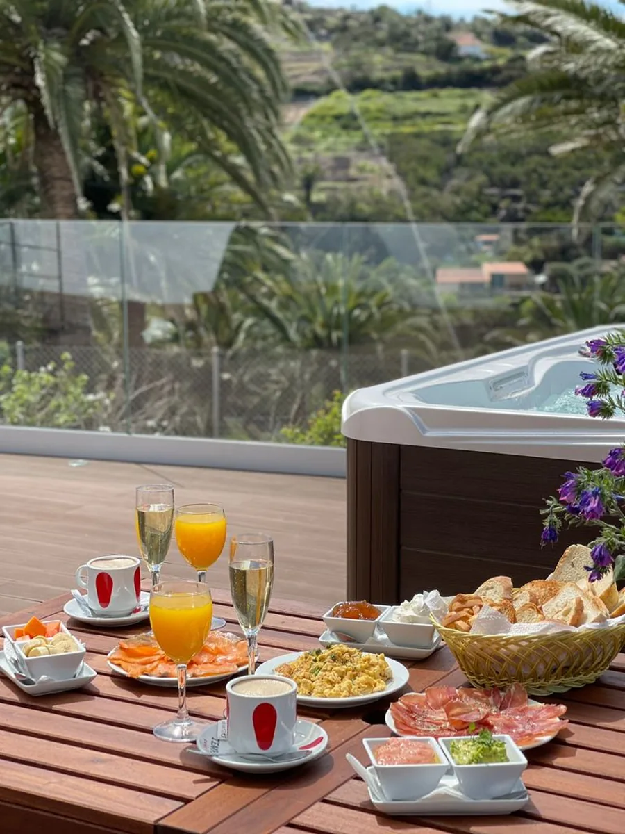 Desayuno servido en la terraza de un apartamento
