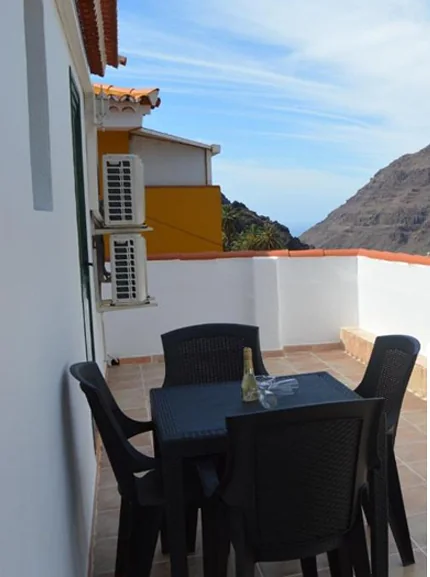 Terraza de un apartamento de Casa Rural Guadá con mesa y vistas al barranco de Valle Gran Rey